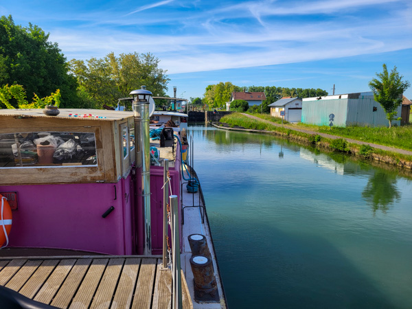 Péniche-Bonne-Chance: overnachten in Eckwersheim, Elzas, Frankrijk Péniche-Bonne-Chance: overnachten in Eckwersheim, Elzas, Frankrijk